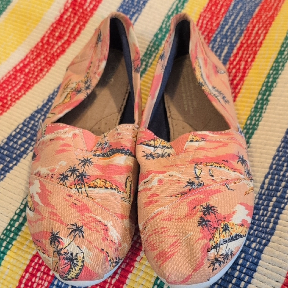 Tom's Women's Peach Hawaiian Tropical Print Loafers Size 8.5
